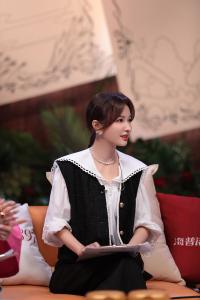 《春日迟迟再出发》开启恋爱模式 吴昕嗑糖“入迷”笑不停